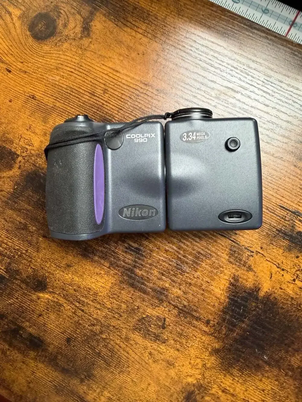 PARTS Nikon Coolpix 990 3.34MP Digital Camera Vintage Swivel Design - E990